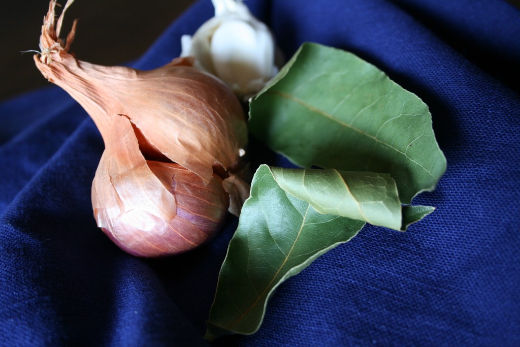 Shallot, garlic and bay leaves